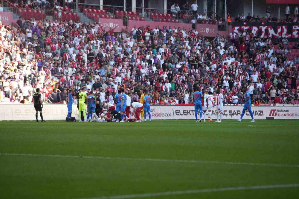 Samsunspor-Göztepe maçı... Solet, ambulansla hastaneye kaldırıldı