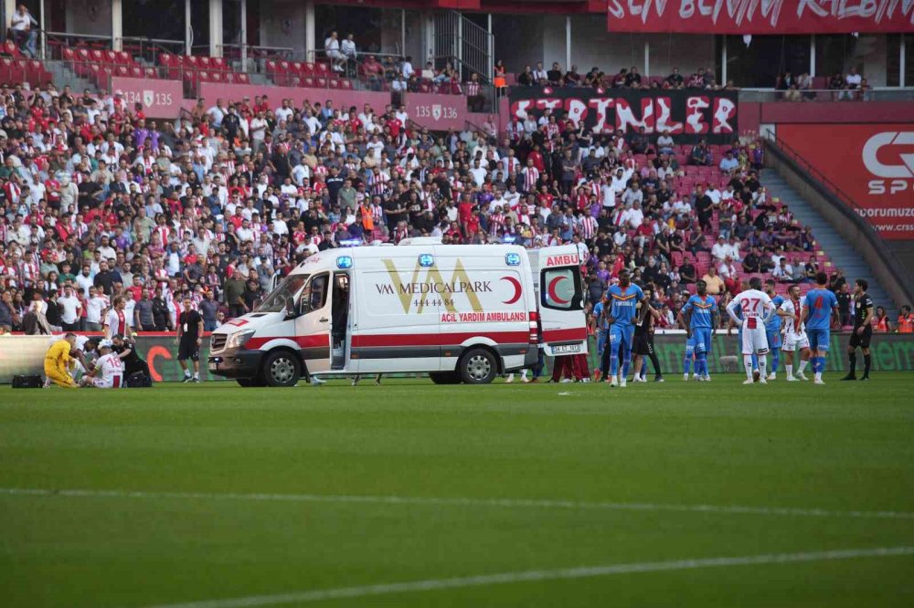 Samsunspor-Göztepe maçı... Solet, ambulansla hastaneye kaldırıldı