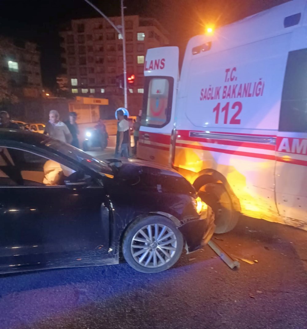 Ambulans ile otomobil çarpıştı: 2 yaralı