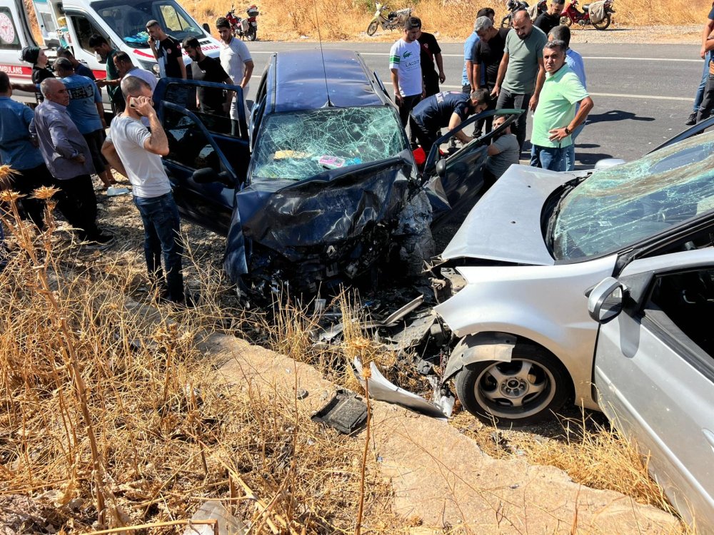 Otomobiller kafa kafaya çarpıştı; 1'i ağır, 11 yaralı