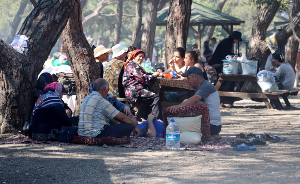 Sıcak havada deniz ve mangal keyfi