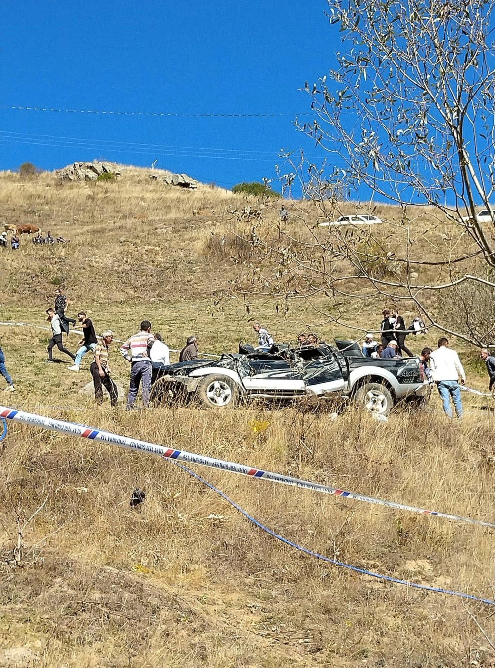 Yoldan çıkan kamyonet, yuvarlandı: 2 ölü