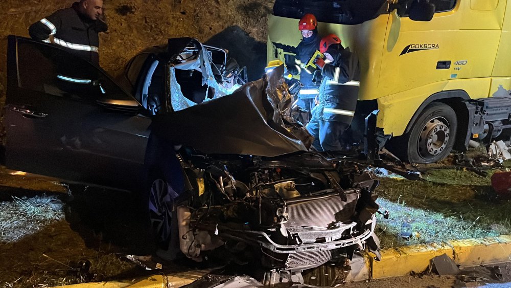 Kontrolden çıkan TIR refüjü aşıp, çarptığı otomobili hurdaya çevirdi: 1 ölü