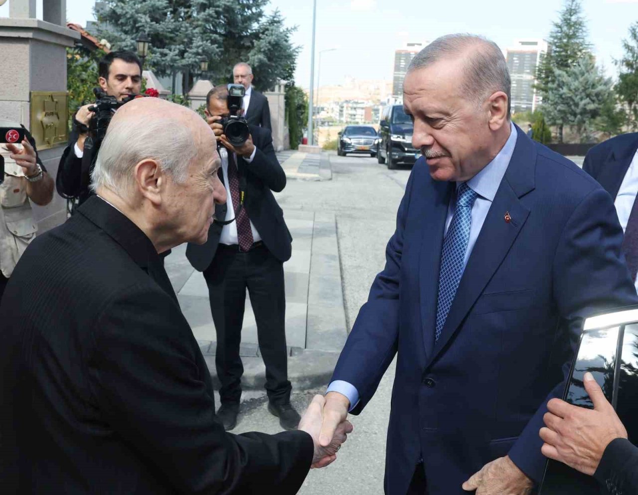 cumhurbaskani-erdogan-mhp-lideri-bahceli-ile-bir-araya-geldi-1.jpg