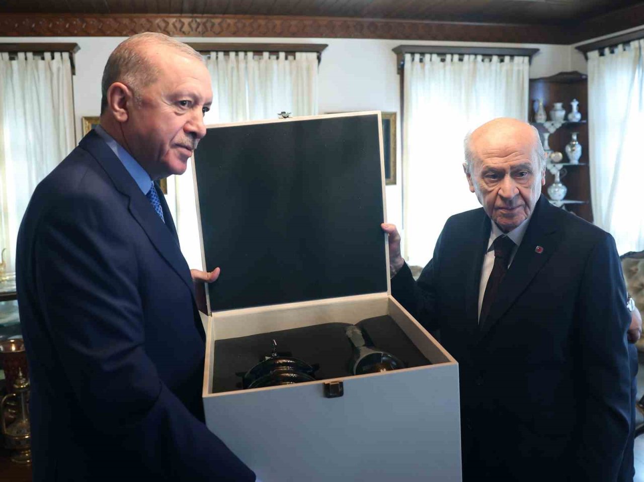 cumhurbaskani-erdogan-mhp-lideri-bahceli-ile-bir-araya-geldi-5.jpg