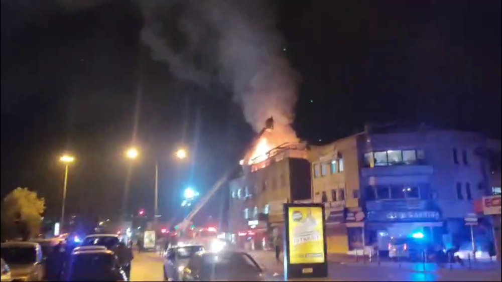 Konya merkezde çatı katı alevlere teslim oldu