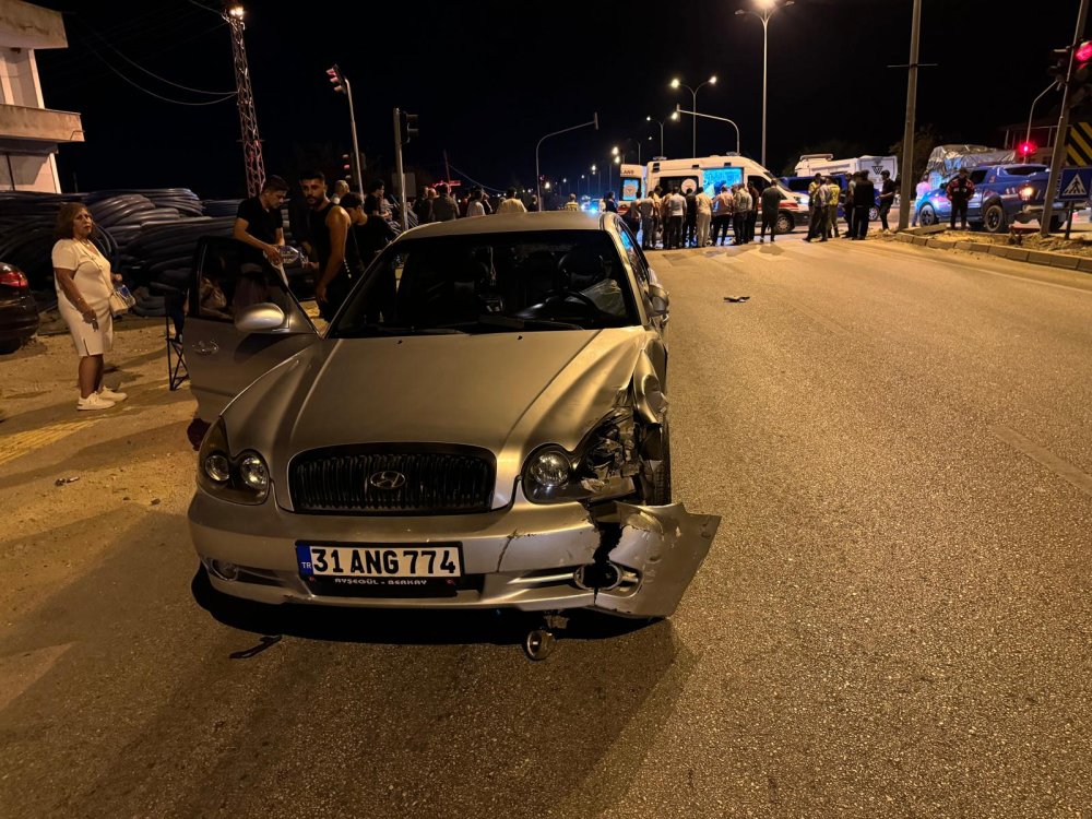 İki otomobille çarpışan motosikletin sürücüsü öldü