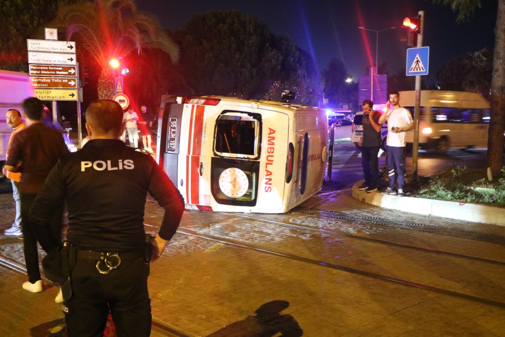 Tramvay ile ambulans çarpıştı; 3’ü sağlık çalışanı 4 yaralı