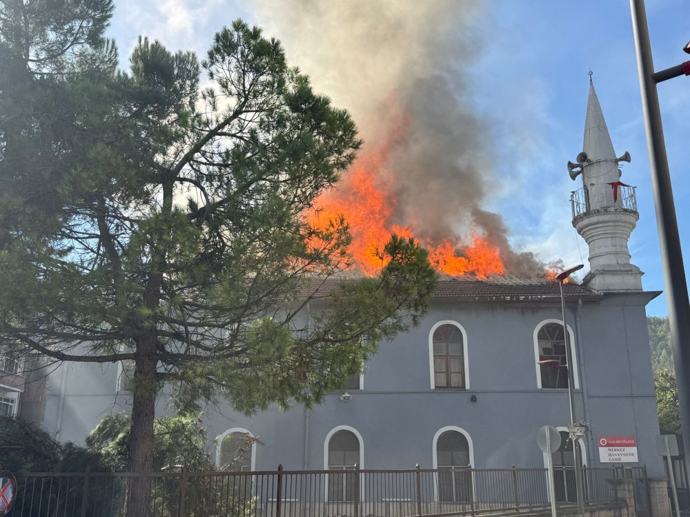 564 yıllık cami yandı