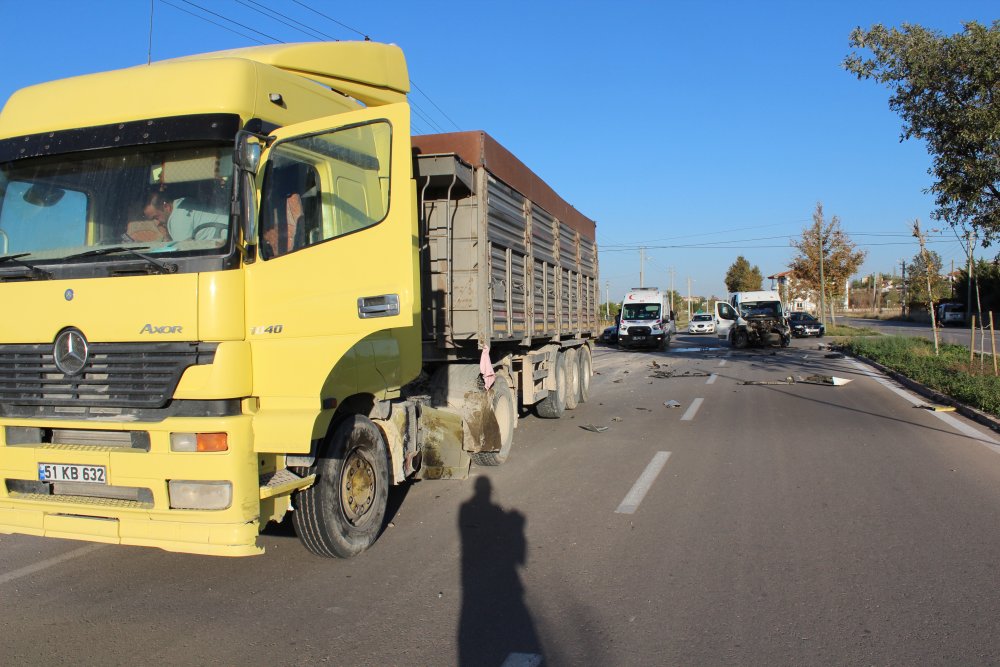 Öğrenci servisi ile TIR çarpıştı :11 yaralı