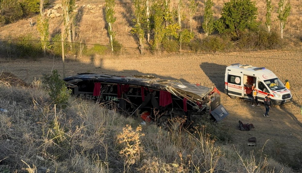 Konya-Afyonkarahisar yolunda feci kaza! 21 yaralı