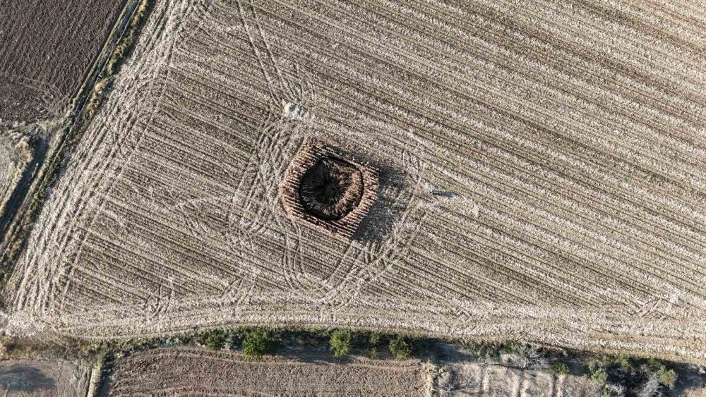 Karaman'da mısır tarlasında 14,5 metre genişliğinde obruk oluştu