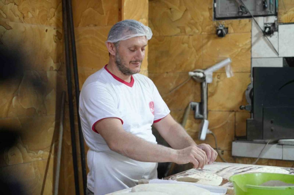 200 derece ateşin başında güle oynaya çalışıyor