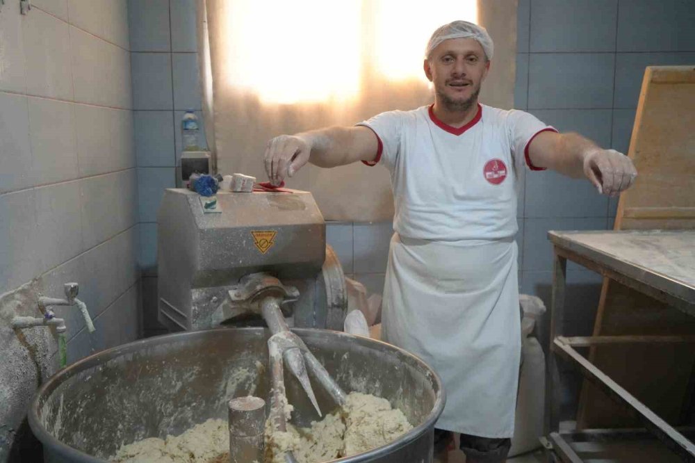 200 derece ateşin başında güle oynaya çalışıyor