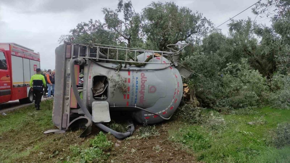 Çimento yüklü tanker devrildi