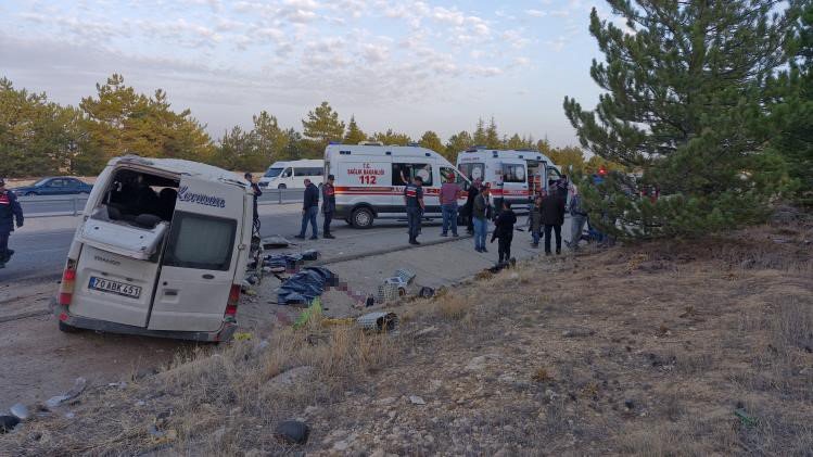 Karaman’da işçi minibüs devrildi: 2 ölü, 13 yaralı