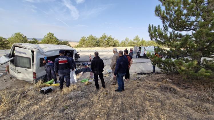 Karaman’da işçi minibüs devrildi: 2 ölü, 13 yaralı