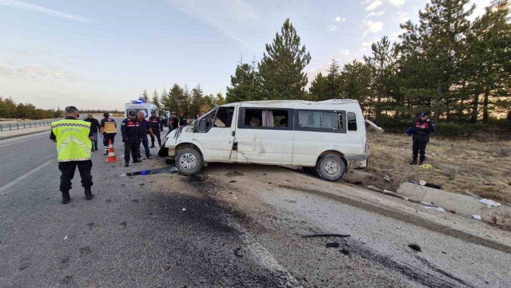 Karaman’da işçi minibüs devrildi: 2 ölü, 13 yaralı