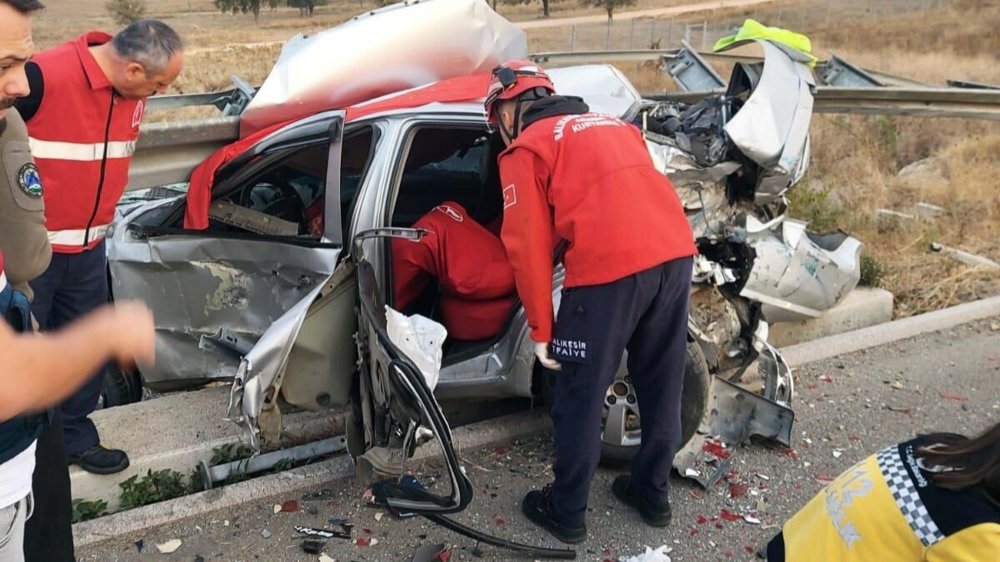 Balıkesir'de asker oğullarını birliğine götürürken kaza yaptılar: 1 ölü, 2 yaralı