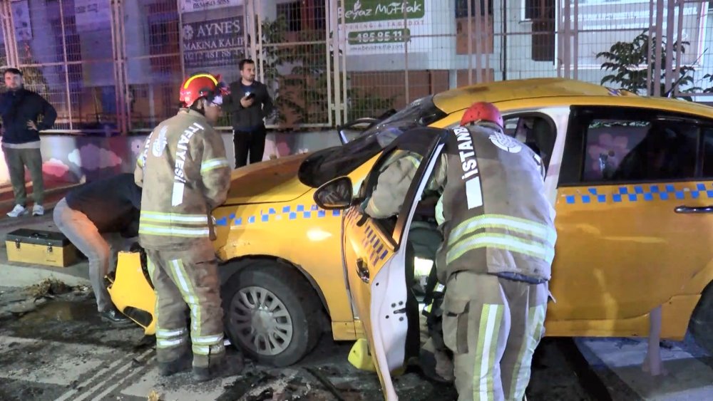 Başakşehir'de kırmızı ışıkta geçen taksi otomobil ile çarpıştı: 10 yaralı