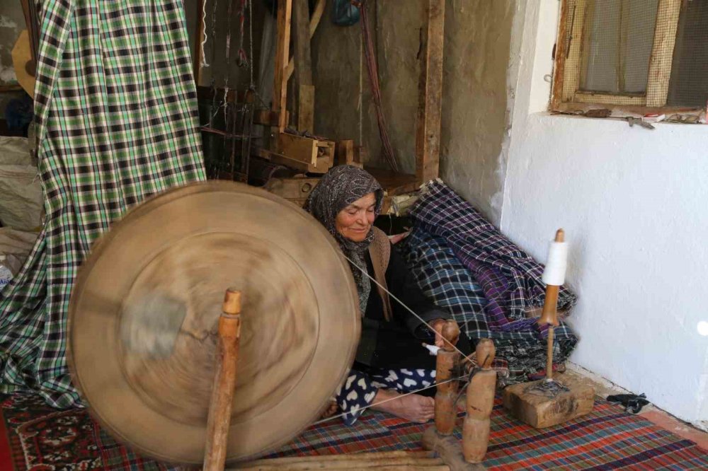 Konya'nın Müjgan Teyze'si asırlık tezgahla zamanı dokuyor