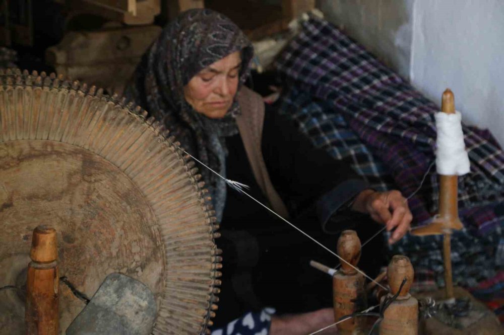 Konya'nın Müjgan Teyze'si asırlık tezgahla zamanı dokuyor