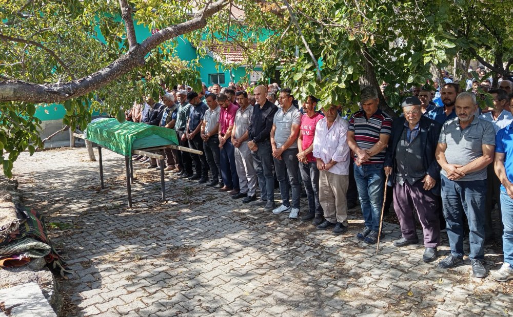 Tarım işçilerini taşıyan minibüsün devrildiği kazada ölen kadın toprağa verildi