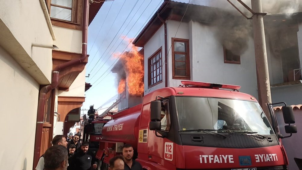 Konya’da tarihi evlerin bulunduğu sokakta yangın! 2 ev küle döndü