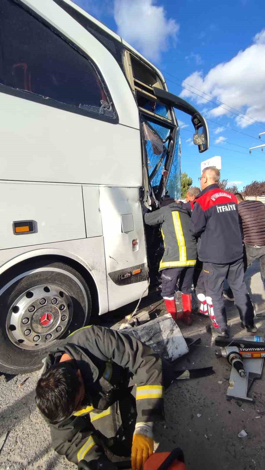 Afyonkarahisar’da yolcu otobüsü kamyona çarptı: 1 ölü, 19 yaralı