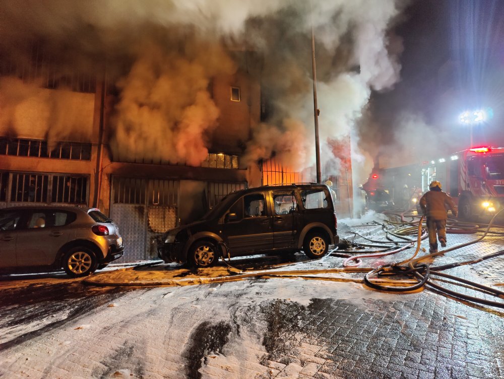 İstanbul Beyoğlu'nda, yatak imalathanesinde yangın