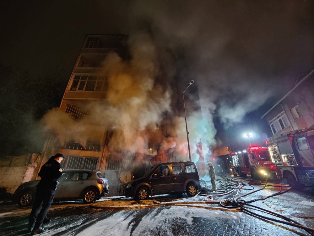 İstanbul Beyoğlu'nda, yatak imalathanesinde yangın