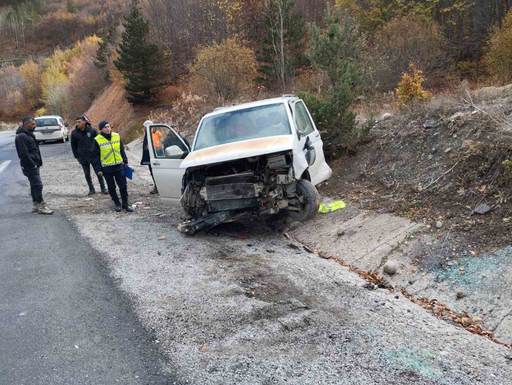 Kafa kafaya çarpıştılar, 1’i ağır 10 yaralı