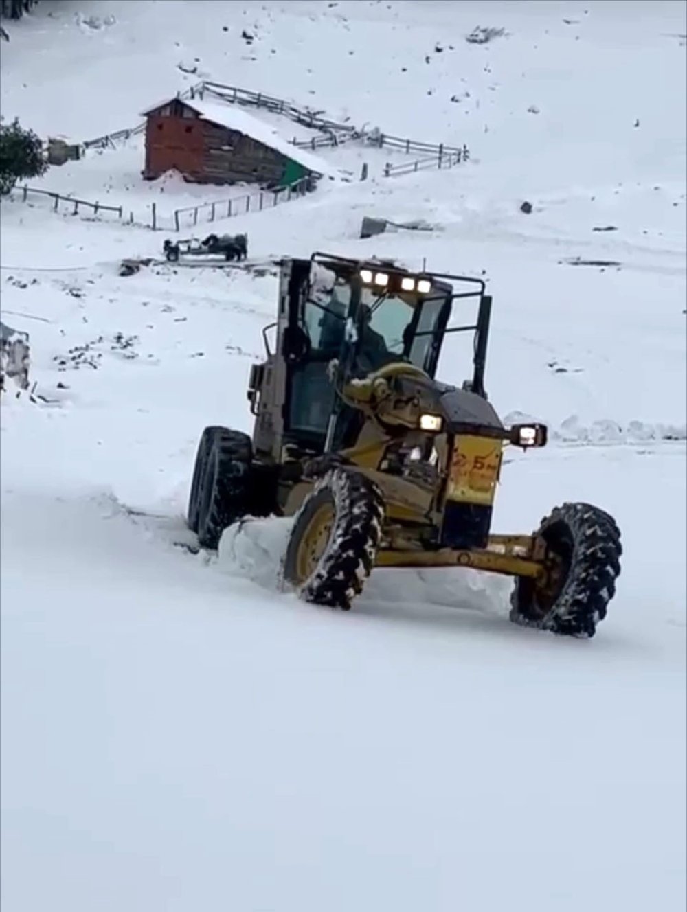 Kar nedeniyle mahsur kalan yaylacılar kurtarıldı