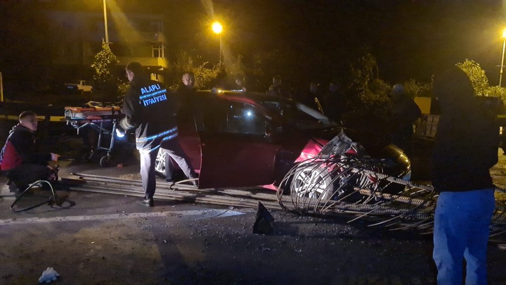 Otomobili delerek içeri giren demir, bacağına saplandı