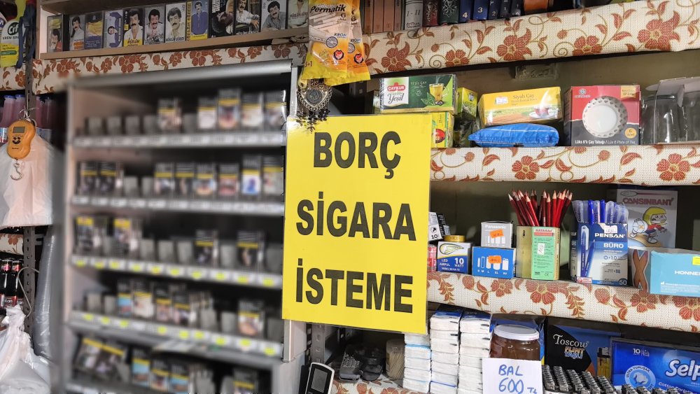 Veresiyeden bıkan büfeci, çareyi böyle buldu