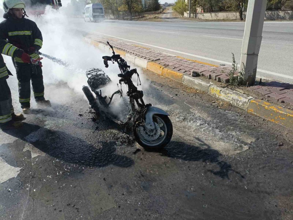 Konya’da yanan motosiklet hurdaya döndü