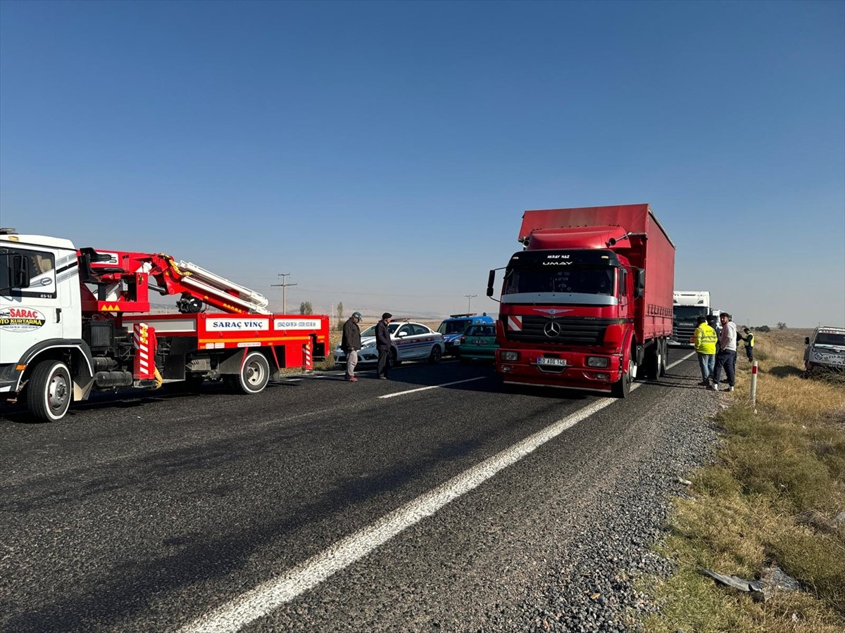 afyonkarahisardaki-trafik-kazasinda-karakol-komutani-astsubay-oldu-15-kisi-yaralandi.jpg