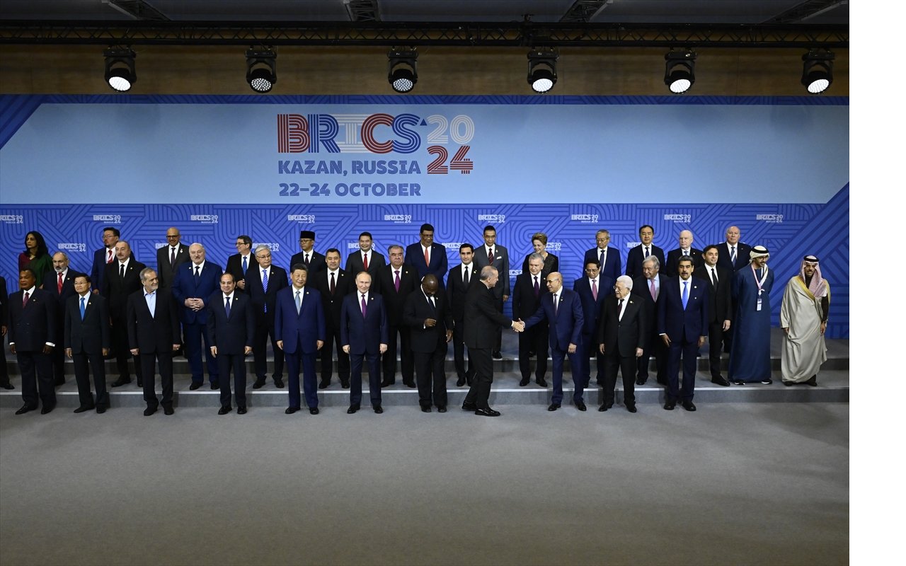 cumhurbaskani-erdogan-brics-liderler-zirvesinde-aile-fotografi-cekimine-katildi-1.jpg