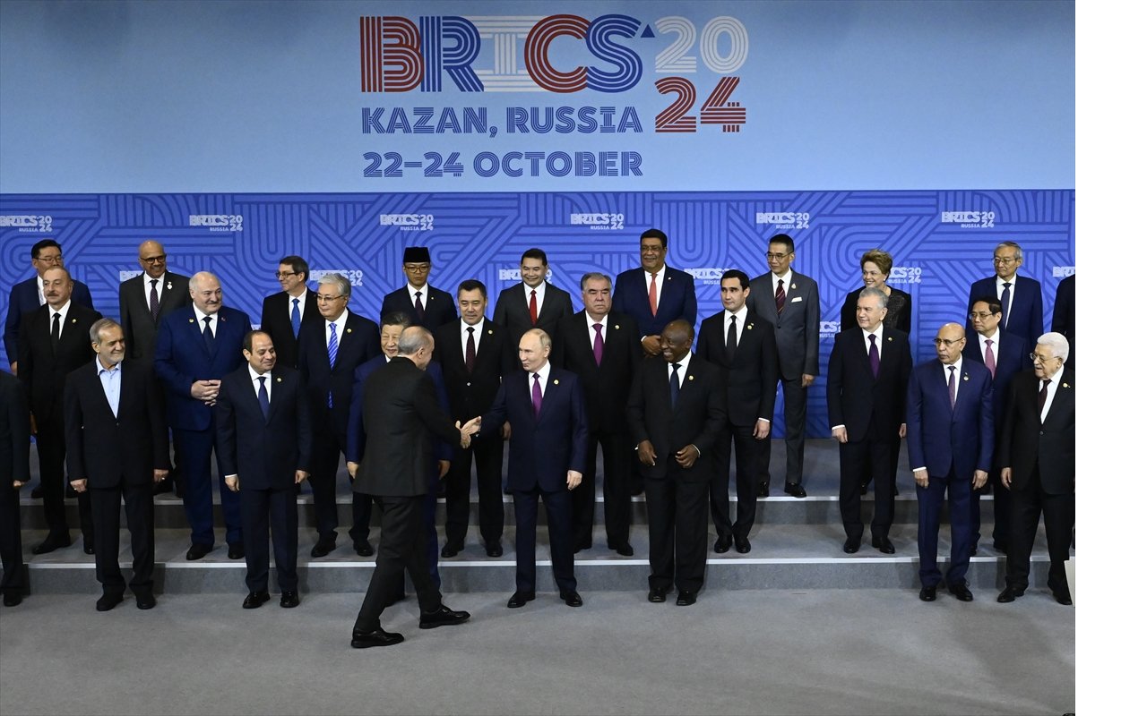 cumhurbaskani-erdogan-brics-liderler-zirvesinde-aile-fotografi-cekimine-katildi-2.jpg