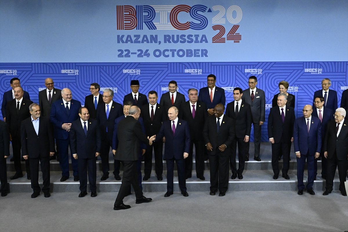 cumhurbaskani-erdogan-brics-liderler-zirvesinde-aile-fotografi-cekimine-katildi-2.jpg