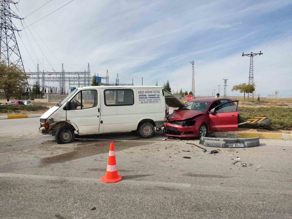 Konya’da hastane yakınlarında otomobil ile minibüs çarpıştı: 2 yaralı