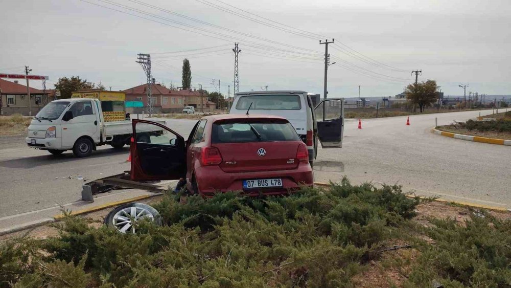 Konya’da hastane yakınlarında otomobil ile minibüs çarpıştı: 2 yaralı