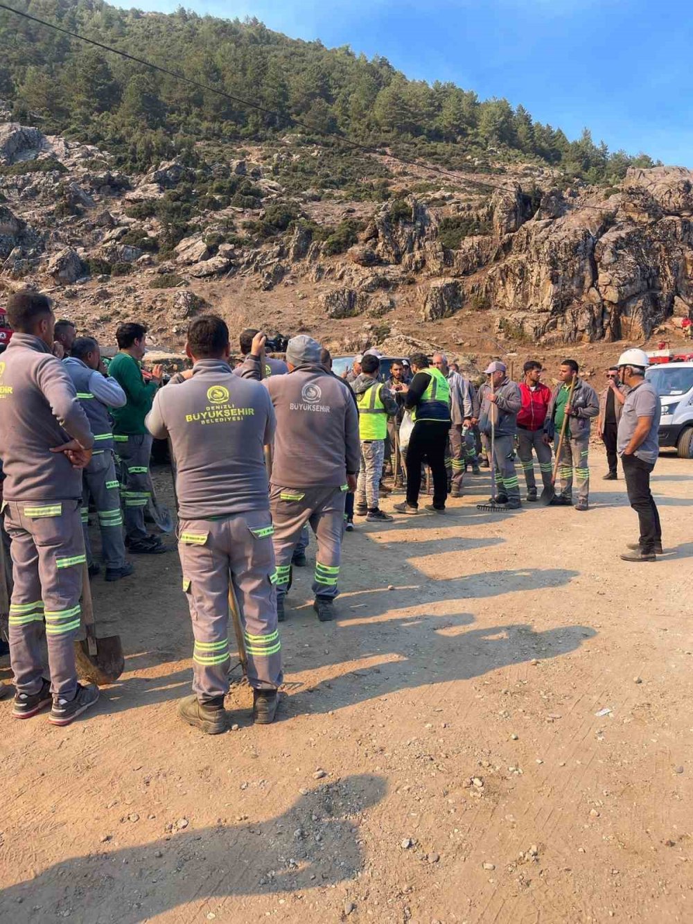 Denizli’deki orman yangınını söndürmek için vatandaşlar seferber oldu