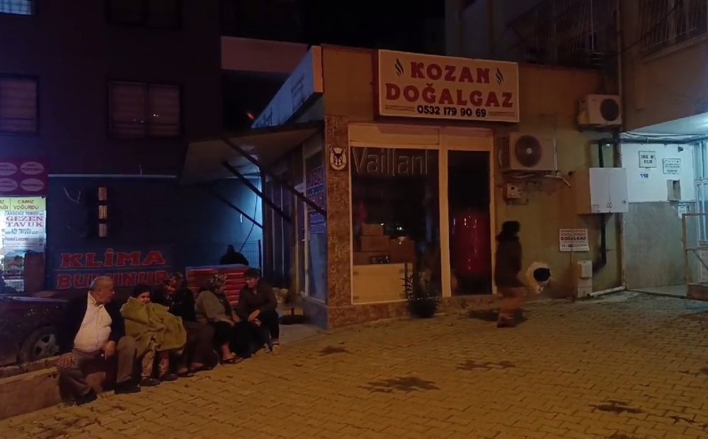 Adana'da deprem sonrası vatandaşlar sokaklara döküldü