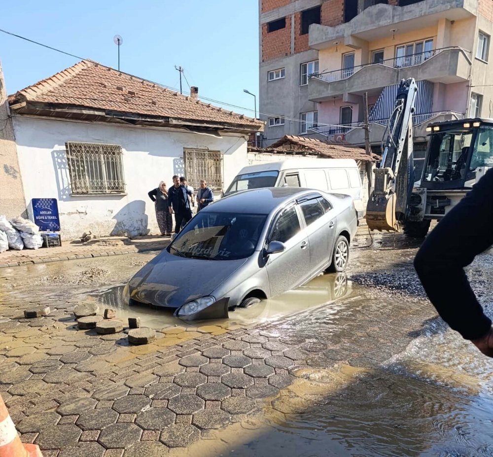 Otomobil, içme suyu çukuruna düştü