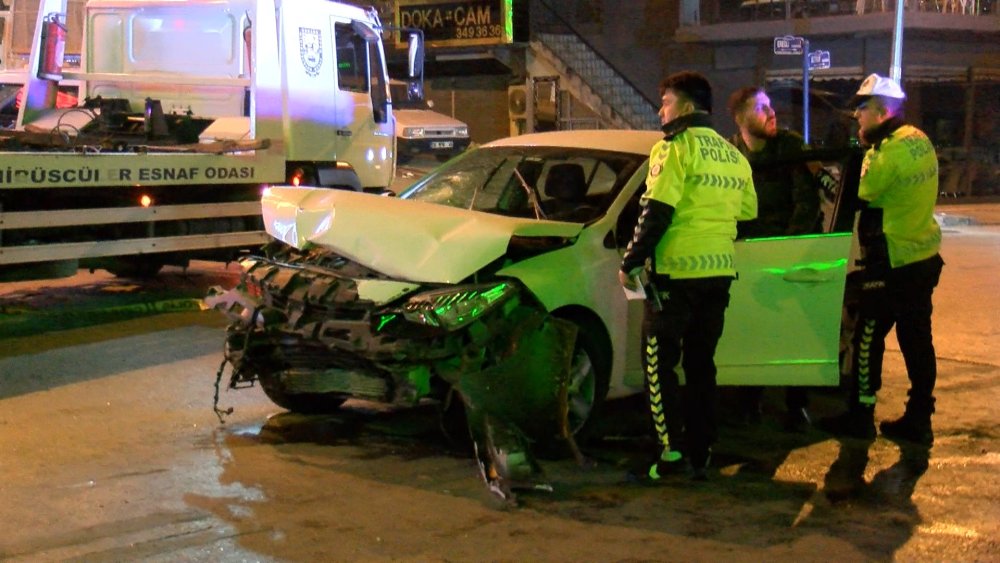 Ankara'da otomobilin çarptığı yolcu minibüsü devrildi; 6 kişinin yaralandığı kaza kamerada