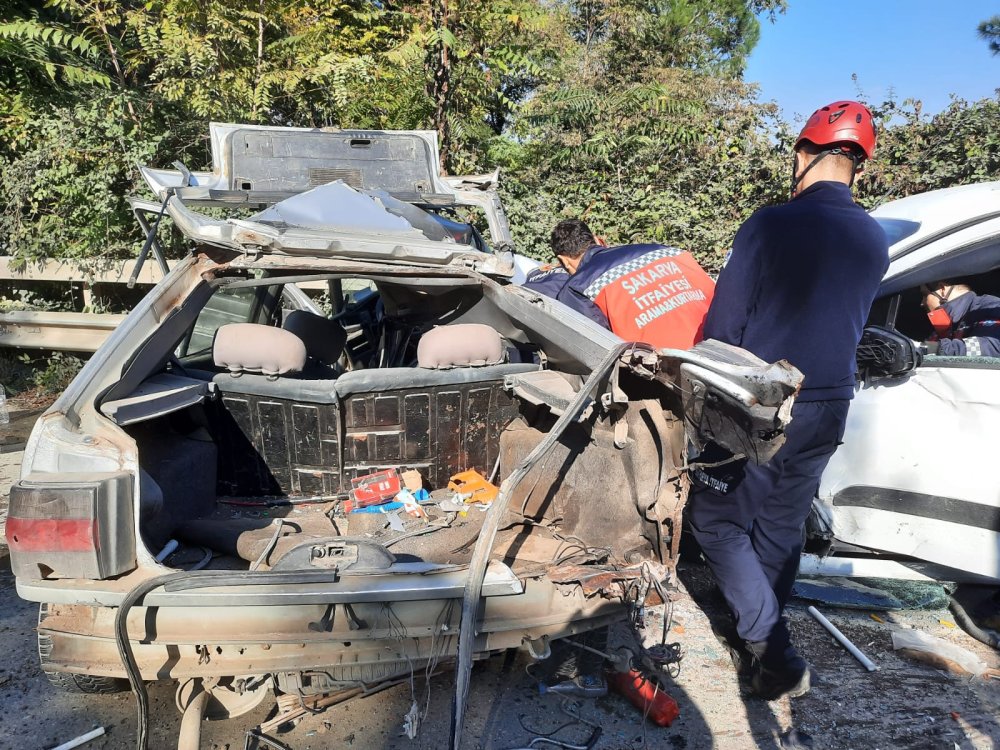 Otomobille hafif ticari araç çarpıştı: 1 ölü, 1 yaralı