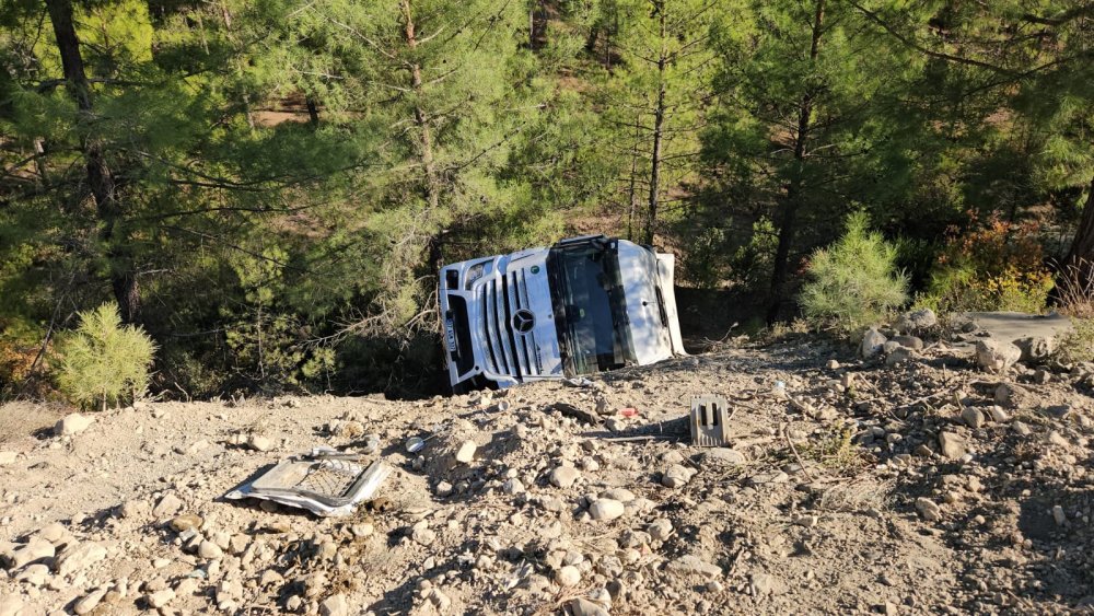 TIR ile 3 otomobil zincirleme kazaya karıştı: 2 ölü, 6 yaralı