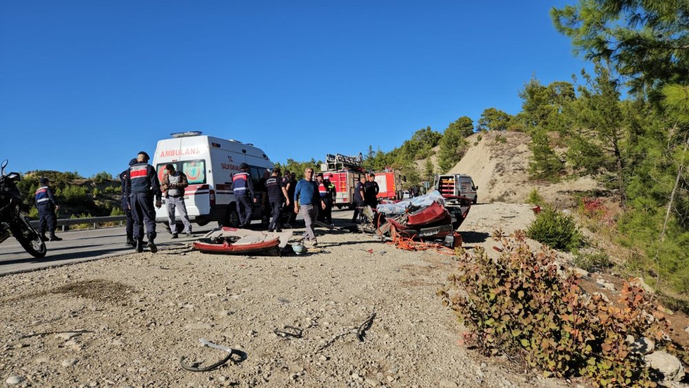 TIR ile 3 otomobil zincirleme kazaya karıştı: 2 ölü, 6 yaralı