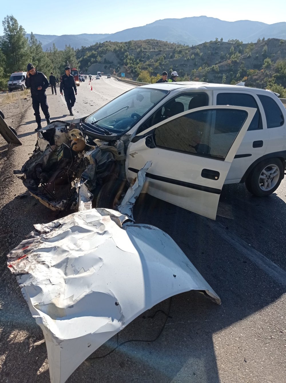 TIR ile 3 otomobil zincirleme kazaya karıştı: 2 ölü, 6 yaralı